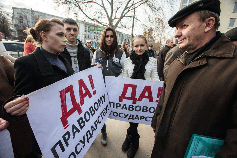 Оппозиции лучше сосредоточиться на работе, а не на критике и организации беспорядков, – крымские активисты