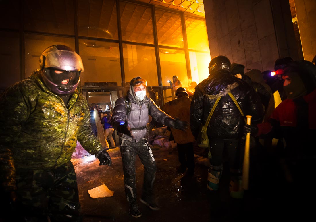 Участники беспорядков в Киеве ночью пытались штурмовать Украинский дом
