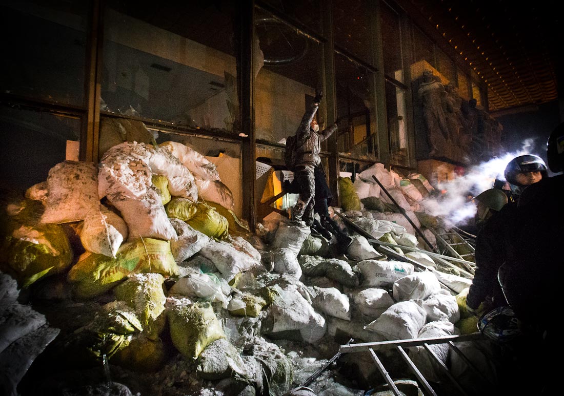 Участники беспорядков в Киеве ночью пытались штурмовать Украинский дом