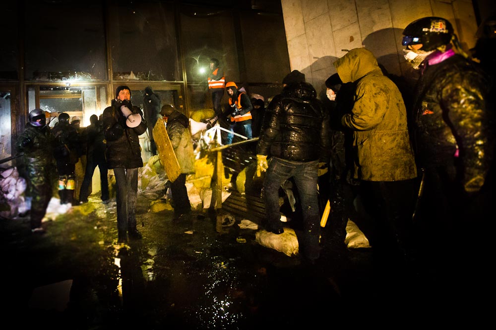 Участники беспорядков в Киеве ночью пытались штурмовать Украинский дом