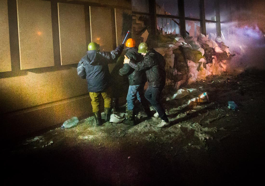 Участники беспорядков в Киеве ночью пытались штурмовать Украинский дом