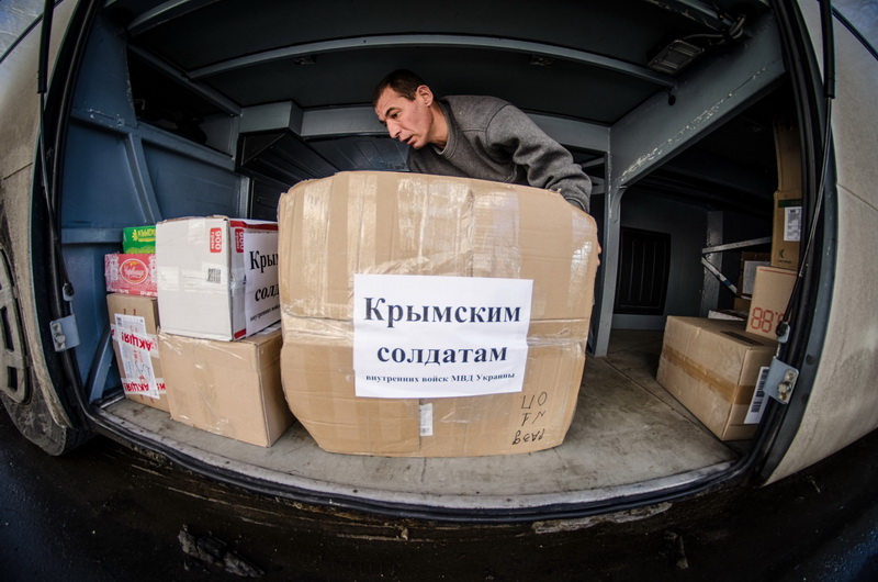 Крымским солдатам в Киев снова отправили продукты и одежду