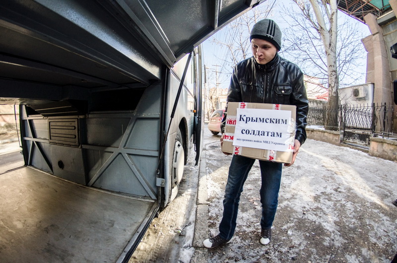 Крымским солдатам в Киев снова отправили продукты и одежду