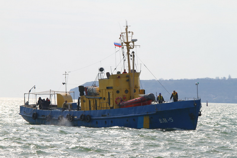 На двух катерах МЧС в Керчи подняли флаг России