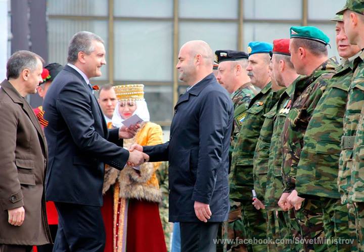 В Симферополе медалями наградили бойцов самообороны