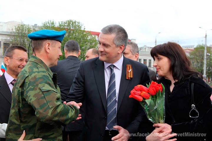 В Симферополе медалями наградили бойцов самообороны