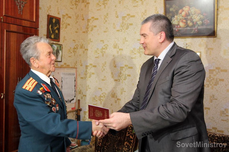 Премьер Крыма в Симферополе вручил российские паспорта ветеранам