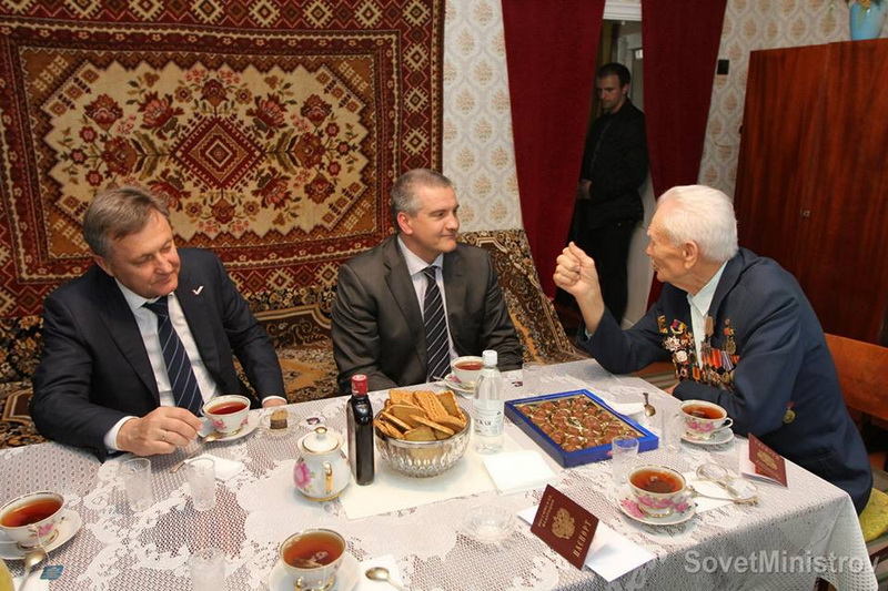 Премьер Крыма в Симферополе вручил российские паспорта ветеранам