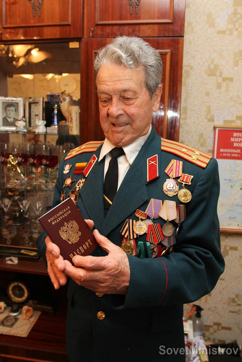 Премьер Крыма в Симферополе вручил российские паспорта ветеранам