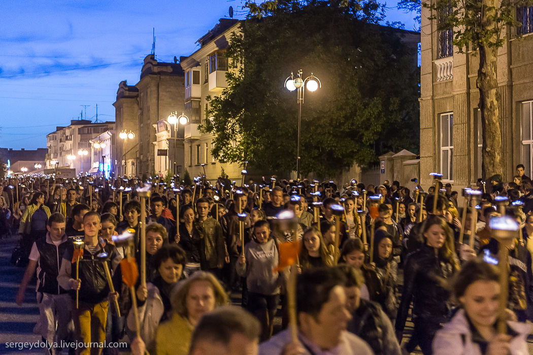 В Керчи состоялось торжественное факельное шествие