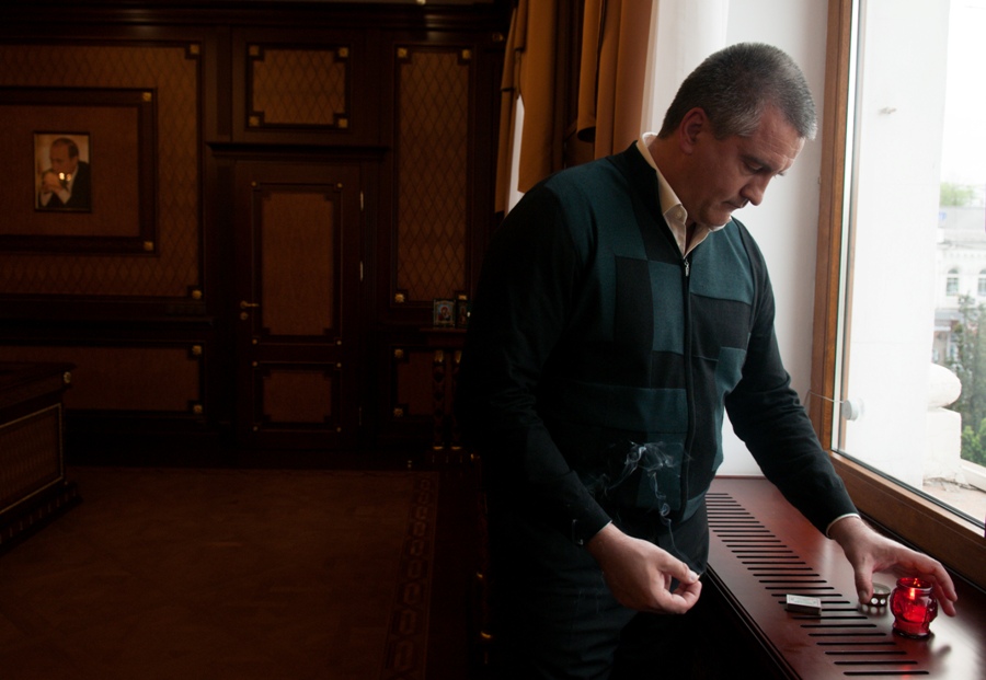 Крымский премьер зажег свечу в память о жертвах депортации 