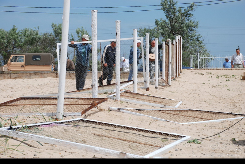Пляжи Евпатории освободили от незаконно установленных заборов