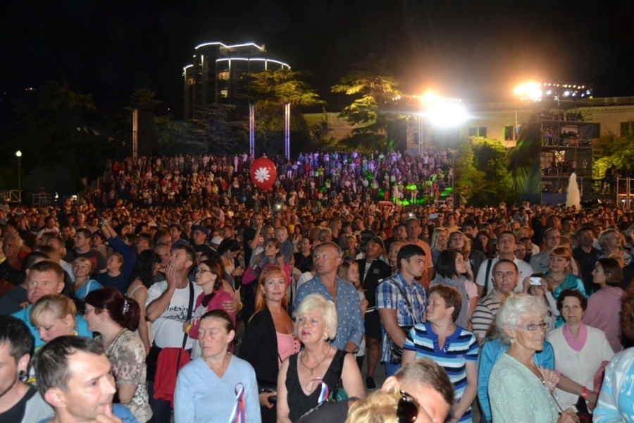 В Ялте в полночь масштабным концертом встретили День России