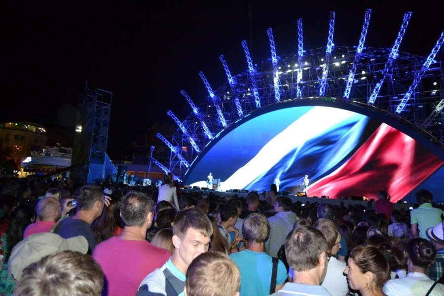 В Ялте в полночь масштабным концертом встретили День России