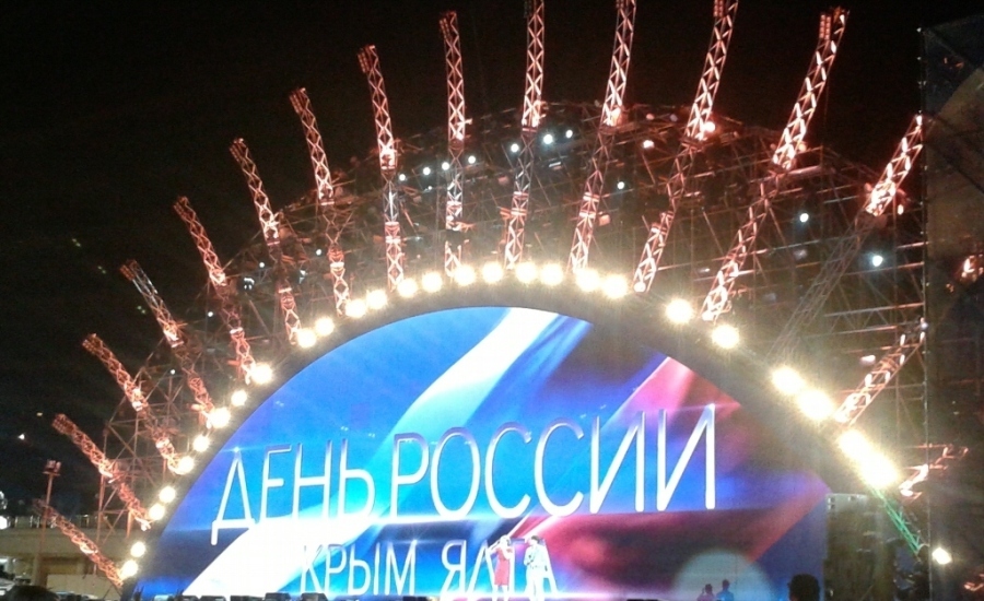 В Ялте в полночь масштабным концертом встретили День России