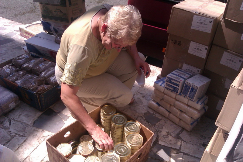 Ялта передала гуманитарную помощь для беженцев с юго-востока Украины