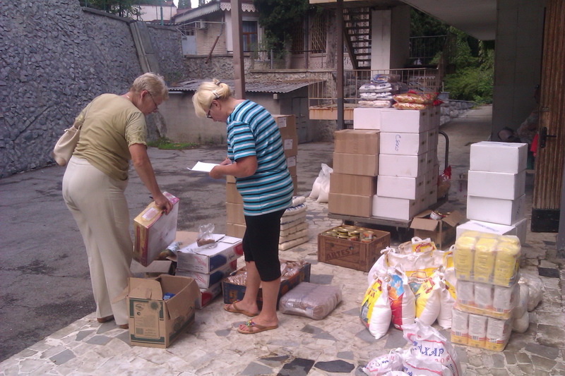 Ялта передала гуманитарную помощь для беженцев с юго-востока Украины