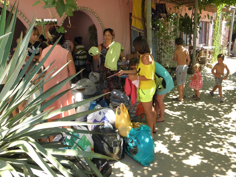 Детсад Симферополя передал гуманитарную помощь беженцам 