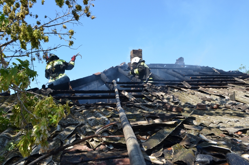 В Севастополе загорелся заброшенный дом