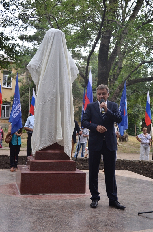 В Симферополе установили бюст Владимиру Высоцкому