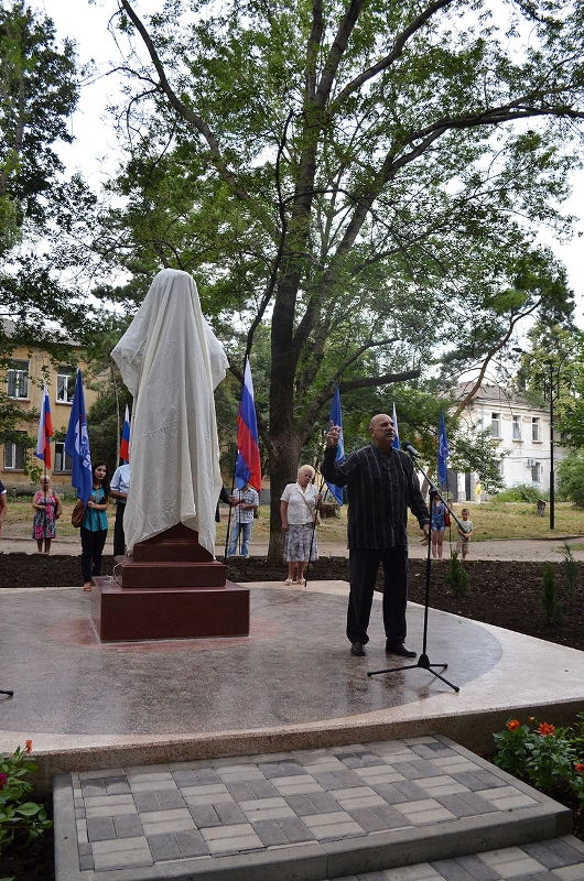 В Симферополе установили бюст Владимиру Высоцкому