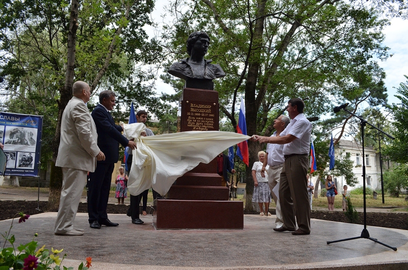 В Симферополе установили бюст Владимиру Высоцкому
