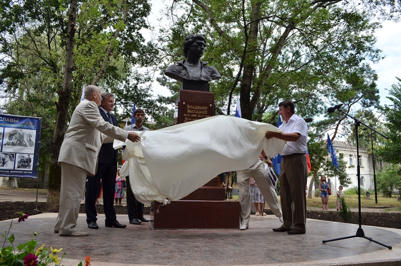 В Симферополе установили бюст Владимиру Высоцкому