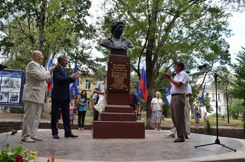 В Симферополе установили бюст Владимиру Высоцкому