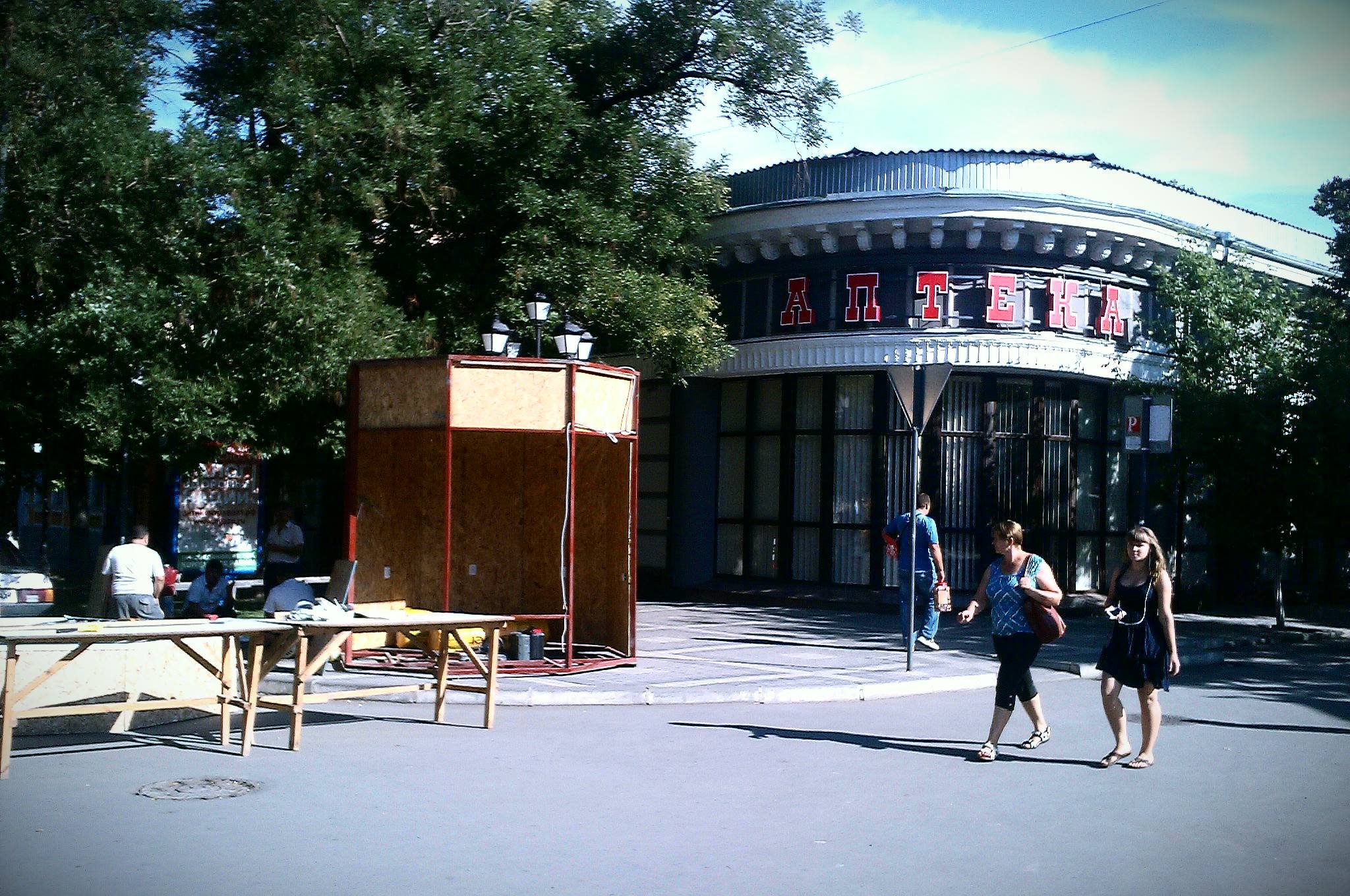 В центре Симферополя вновь возводят недавно снесенное летнее кафе