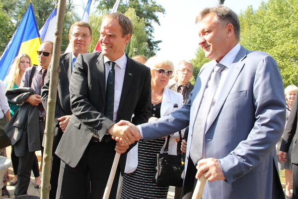 В Симферополе заложили аллею дружбы городов-побратимов В Симферополе заложили аллею дружбы городов-побратимов