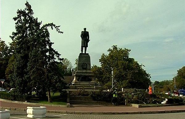 В Севастополе вместо спиленных елей у памятника Нахимову посадят новые В Севастополе вместо спиленных елей у памятника Нахимову посадят новые