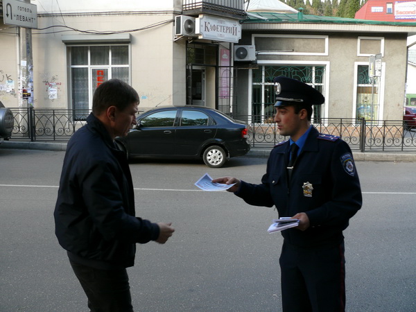 В Ялте ГАИ учила пешеходов правильно переходить улицу В Ялте ГАИ учила пешеходов правильно переходить улицу
