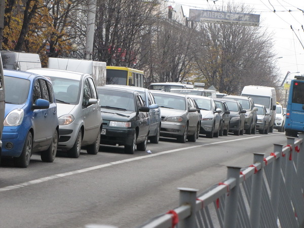 Из-за аварии в центре Симферополя в пробке оказались сотни автомобилей