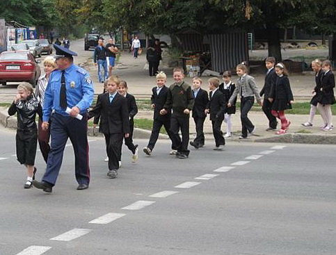 В Алуште ГАИ предупреждает школьников о безопасности на дорогах во время каникул