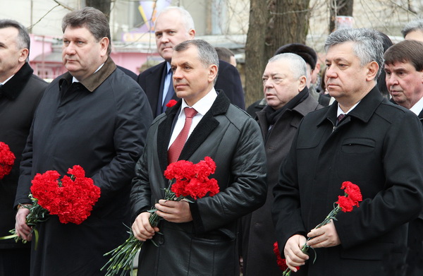 В Симферополе отметили годовщину Переяславской Рады возложение цветов, В Симферополе отметили годовщину Переяславской Рады