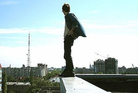 В Евпатории спасатели уговорили мужчину не прыгать с крыши Суицид, В Евпатории спасатели уговорили мужчину не прыгать с крыши