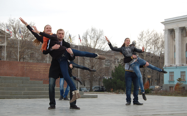 В Симферополе прошел танцевальный флешмоб и квест