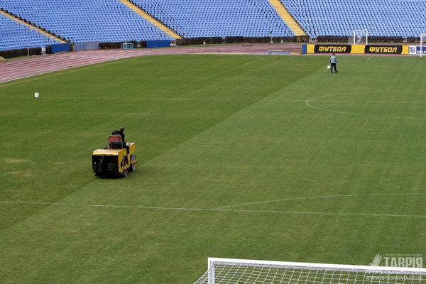 По футбольному полю «Таврии» прошлись катком Стадион, По футбольному полю «Таврии» прошлись катком