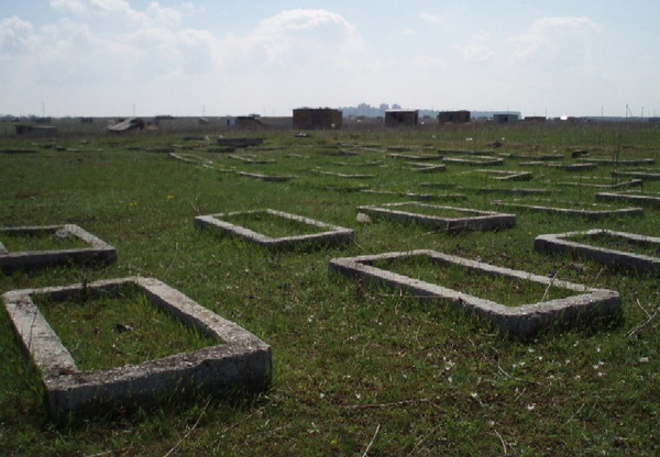 Территорию мемориала жертвам концлагеря в Симферополе освободят от самостроев