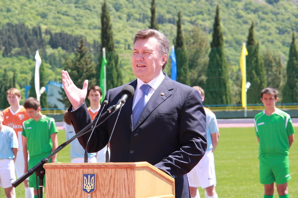 Янукович, Президент открыл в «Артеке» реконструированный стадион