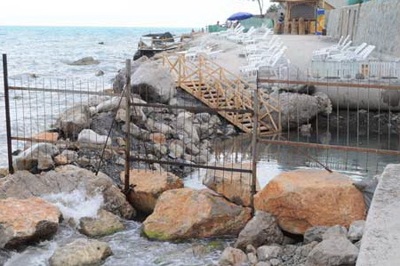 Предприниматель в Алупке снова возвел снесенный вчера забор Пляжи, Предприниматель в Алупке снова возвел снесенный вчера забор