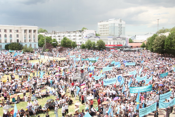 Крымские татары собрались в Симферополе на траурный митинг Крымские татары собрались в Симферополе на траурный митинг