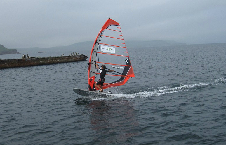 В Евпатории спасли серфингиста В Евпатории спасли серфингиста