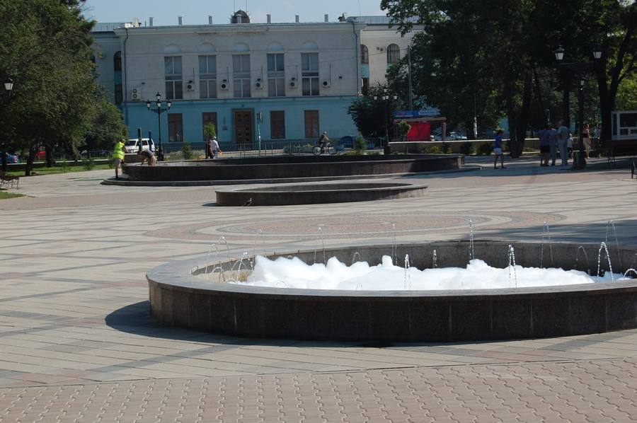 Фонтан, В Симферополе фонтаны покрылись пеной