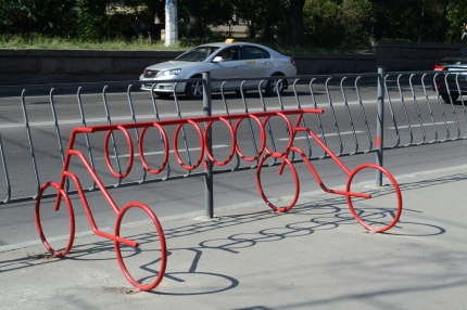 В центре Симферополя появились велопарковки