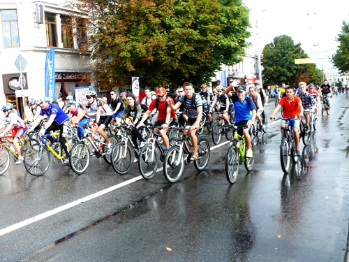 В центре Симферополя играли в футбол и медитировали
