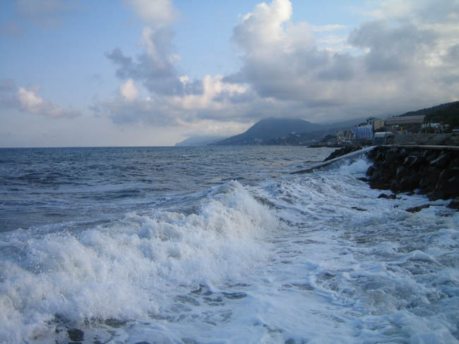 Утонул, На выходных в Крыму утонул турист, еще одного успели спасти