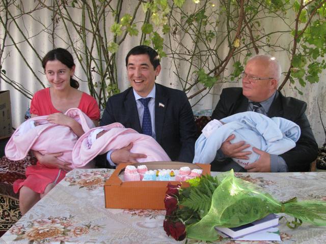 Тройня, Родившая тройню крымчанка получила помощь от представителей власти