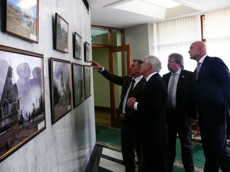 В стенах крымского парламента открылась выставка военной фотохроники Выставка, В стенах крымского парламента открылась выставка военной фотохроники