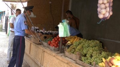 У стихийных торговцев на ЮБК отобрали продукции на 160 тыс. грн. стихийная торговля, У стихийных торговцев на ЮБК отобрали продукции на 160 тыс. грн.